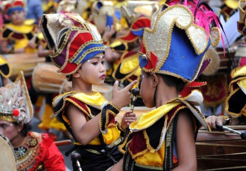 Bailarines se preparan para las celebraciones de fin de año en Bali, Indonesia.