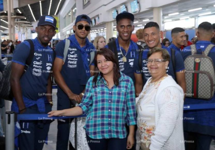 Madre e hija posaron con los seleccionados Alberth Elis, Antony Lozano, Beckeles y Bryan Acosta.