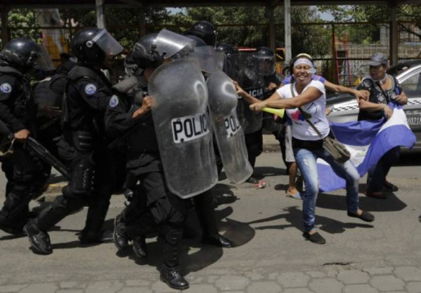 Un ataque de las fuerzas orteguistas a una marcha opositora en Managua dejó al menos una persona muerta y otras cinco heridas, en un nuevo estallido de violencia que recrudece la crisis sociopolítica que impera en Nicaragua desde el pasado mes de abril.