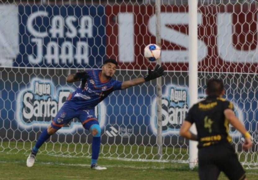 El portero Celio Valladares no pudo evitar el gol de tiro libre que ejecutó Mario Martínez.