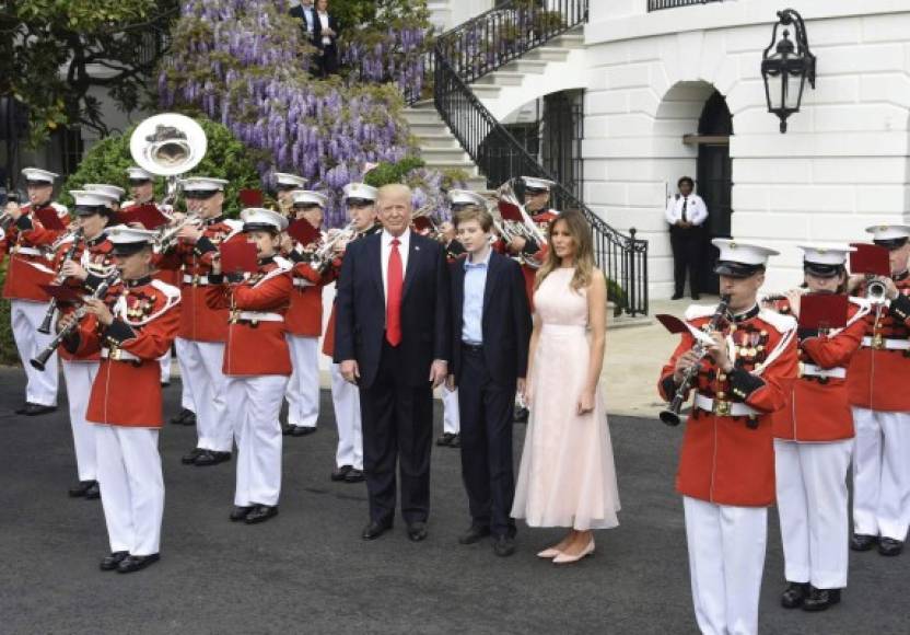 La pareja presidencial junto a su hijo Barron fueron los anfitriones de la tradicional carrera de huevos en la Casa Blanca.