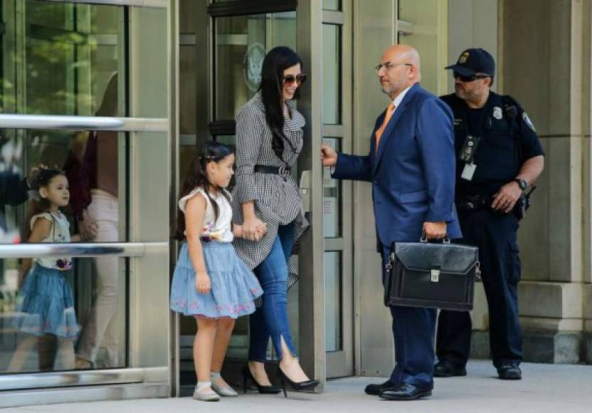 Las hijas del ex lider del cartel de Sinaloa, que siempre acompañan a su madre a las audiencias judiciales del 'Chapo' en Nueva York, cumplieron siete años de edad.