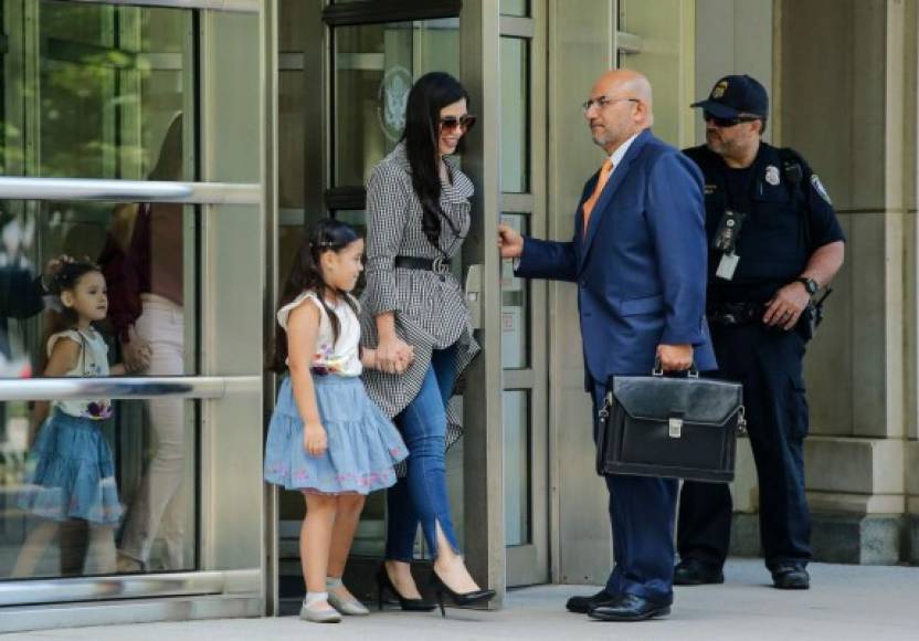 Emma Coronel, la esposa del narcotraficante mexicano Joaquín 'El Chapo' Guzmán, reapareció este martes en público al asistir a la audiencia judicial del ex líder del cartel de Sinaloa en Nueva York.