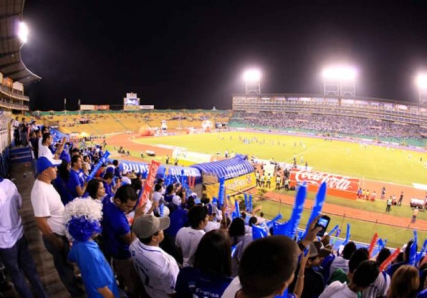 4. ¡Asistir al Estadio!<br/>El imponente Estadio Olímpico ha sido la casa de la Selección hondureña de fútbol en todos sus encuentros internacionales.