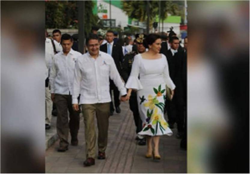 Los atuendos para esta ocasión que ha lucido la primera dama han sido pintados a mano sobre una tela blanca.