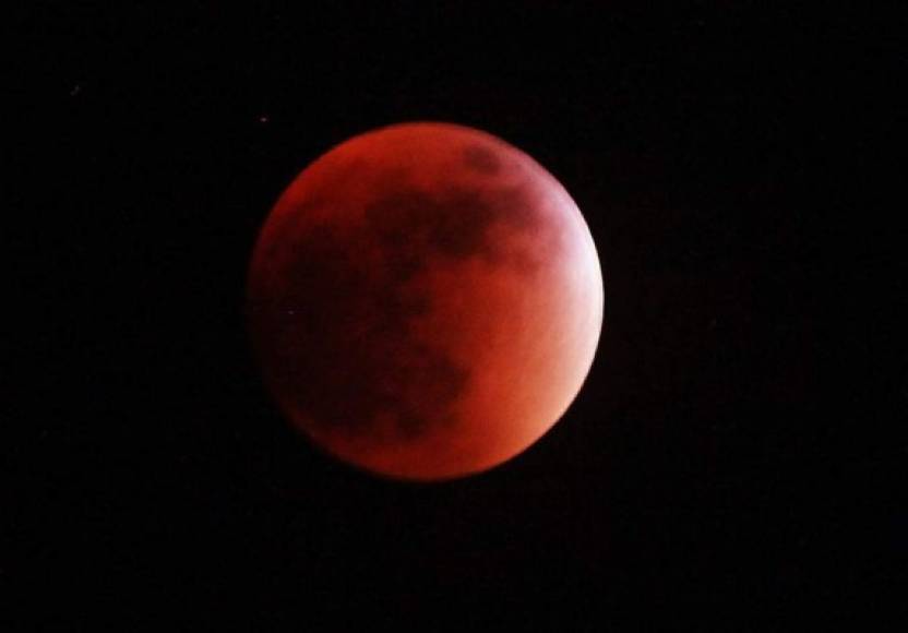 La luna de sangre se formó a las 8:11. Así se vio en el cielo de San Pedro Sula. Foto: Guilmor García.