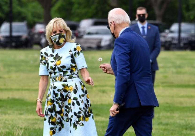 Biden se acercó meticulosamente a la primera dama y extendió su brazo para obsequiar el detalle.