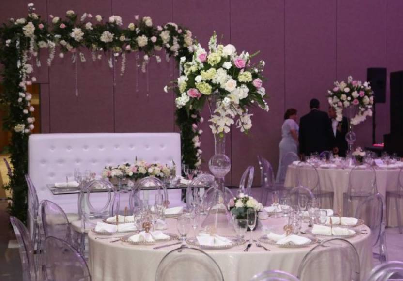 Cristalería y detalles marfil engalanaron la boda.