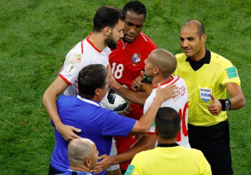 Hernán Darío Gómez, fiel a su estilo, estuvo discutiendo en el partido e inclusive se agarró con un jugador de Túnez. El árbitro central tuvo que intervenir.