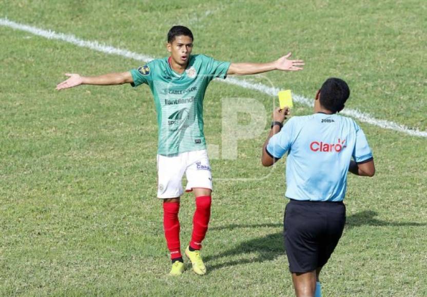 Cristian Cálix fue amonestado por el árbitro Raúl Castro.