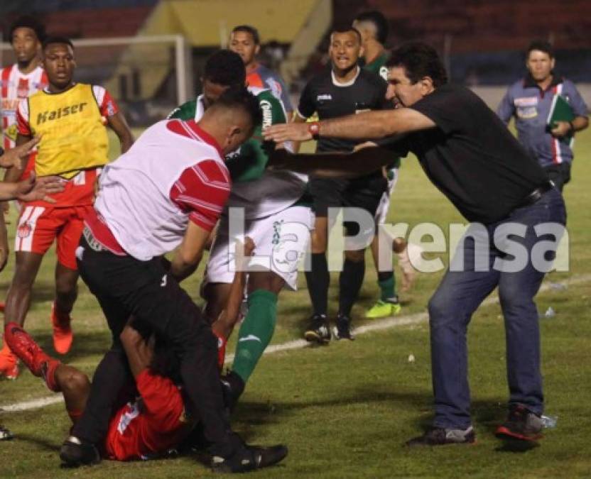 Joshua Vargas le tiró una patada a Miguel Valerio cuando el jugador del Vida estaba en el suelo. Vargas intenta detenerlo.