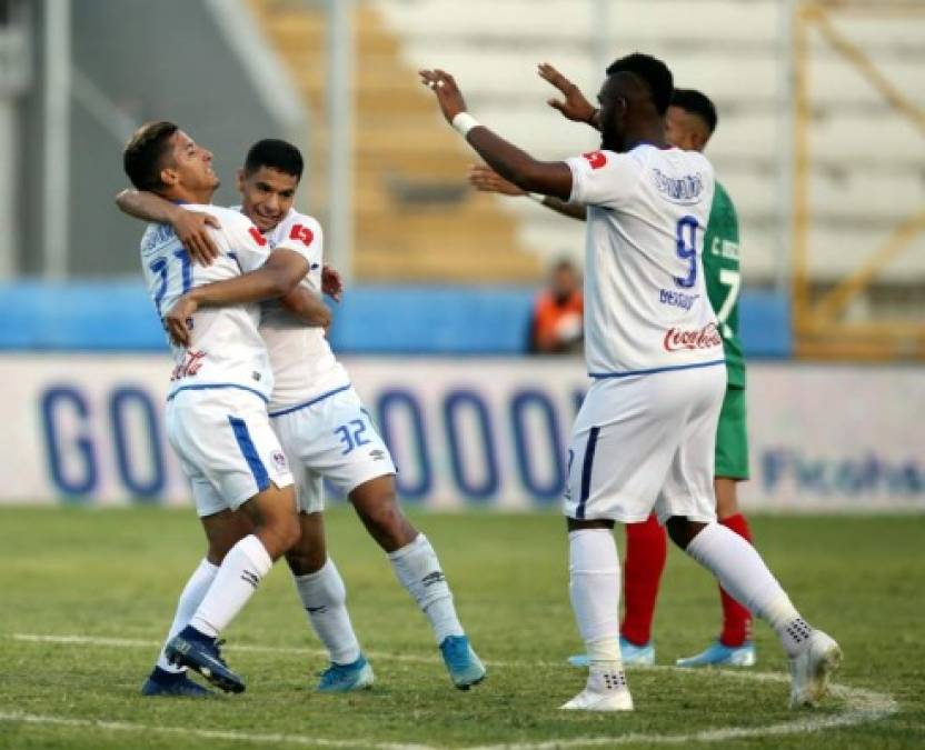 José Mario Pinto celebrando su gol con Carlos Pineda y Jorge Benguché.