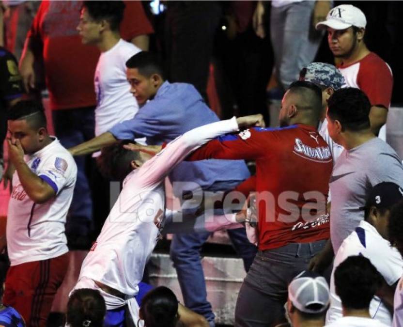 Increíblemente estos aficionados del Olimpia se pelearon en las gradas en pleno partido.