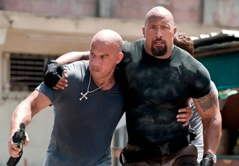 Vin Diesel y Dwayne Johnson: ¿Qué pasa cuando enfrentas a dos estrellas de acción con más músculos y testosterona que temple y paciencia en un mismo set? ¡Pues una de las rencillas más famosas en Hollywood! Todo comenzó durante el rodaje de Rápidos y Furiosos 8, en 2017, cuando The Rock decidió ventilar sus problemas tras bambalinas en redes sociales, con un largo post en Instagram dirigido, supuestamente, a Diesel, líder de la franquicia.”Algunos tipos se comportan como hombres valientes y verdaderos profesionales, mientras que otros no”, escribió Johnson en aquella ocasión. 