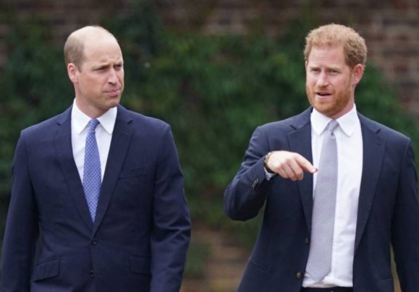 ¿Reconciliación o guerra fría? El príncipe Harry y su hermano mayor William, segundo en la sucesión al trono británico, inauguraron este jueves una estatua en homenaje a su madre, Diana, en el Palacio de Kensington, una reunión familiar que pondrá a prueba su relación. <br/>FOTOS: AFP