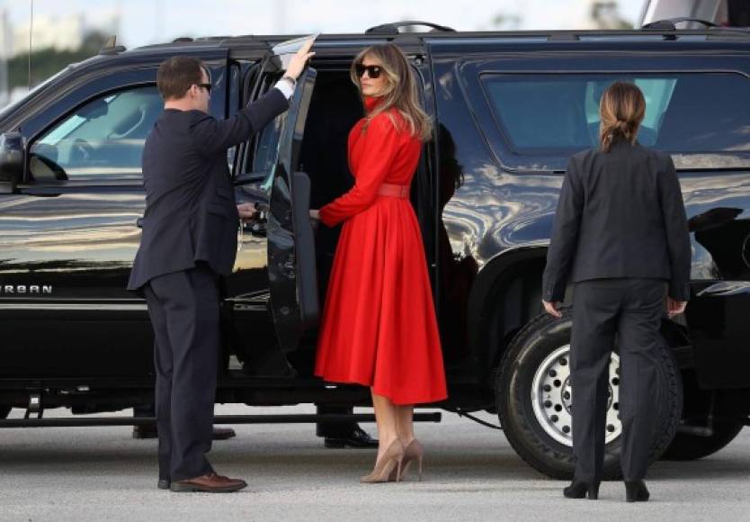 La primera dama estadounidense, Melania Trump, volvió a robarse todas las miradas al encabezar el viaje de su familia rumbo a su fin de semana en el resort del presidente Donald Trump en Mar-a-Lago, Florida.
