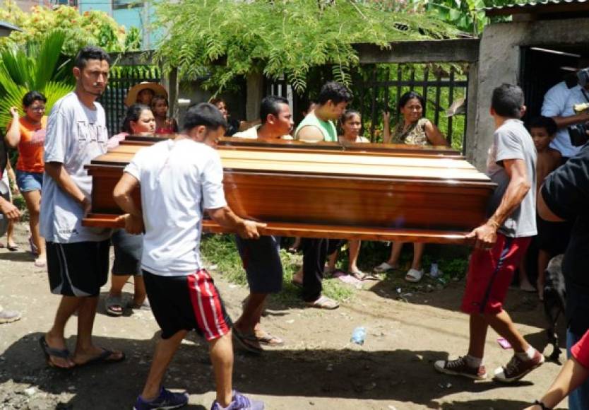 Familiares y vecinos apoyaron a la familia doliente.