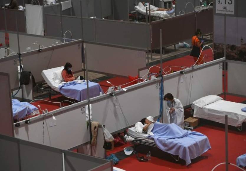 España sufrió el martes un repunte de fallecimientos por el coronavirus, luego de cuatro días de descenso, al registrar 743 muertes, aunque en contrapartida las autoridades reportaron una menor presión sobre hospitales y unidades de cuidados intensivos.