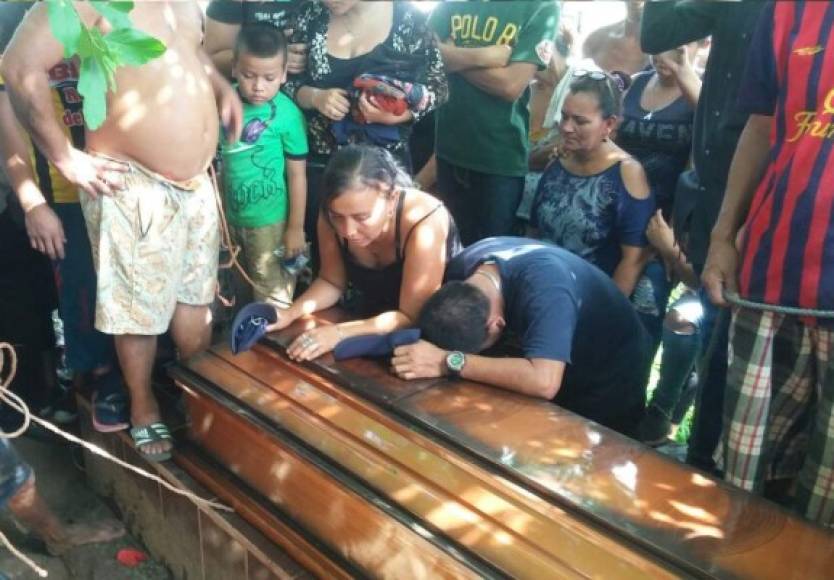 Familiares, compañeros de colegio y vecinos despidieron al joven David Alejandro Contreras de 13 años la mañana de se miércoles en Chamelecón.