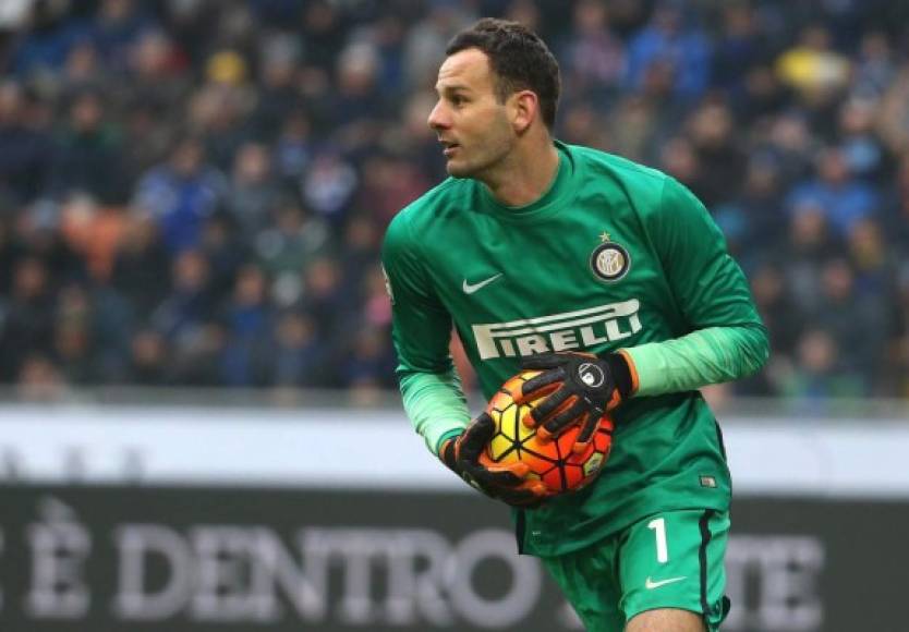 El portero esloveno Handanovic del Inter está a punto de ampliar su contrato con el Inter según informan medios italianos. Firmaría hasta 2021.