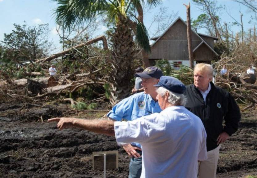 Acompañados por el gobernador de Florida, Rick Scott, Trump y Melania llegaron a la Base Eglin de la Fuerza Aérea, situada en el noroeste de Florida, unos 130 kilómetros al este de Panamá City, una de las más afectadas por los vientos y la marejada ciclónica que provocó el poderoso huracán el pasado miércoles.