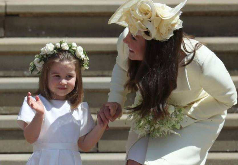 La duquesa de Cambridge con la princesa Charlotte, mientras saluda a la salida de la capilla de San Jorge en el Castillo de Windsor.