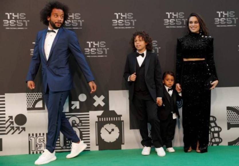 Marcelo, lateral izquierdo del Real Madrid, sorpendió al llegar en tenis y traje formal. El brasileño se hizo acompañar de su familia.