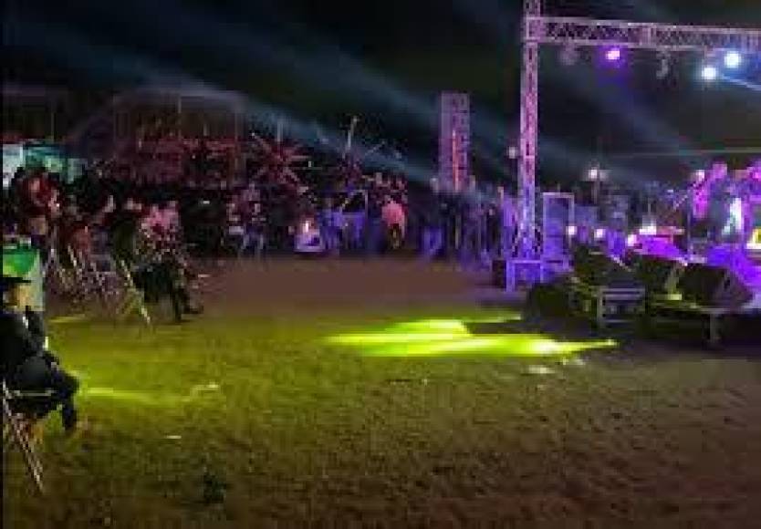 Músicos y cantantes de las bandas sinaloenses Los Nuevos Rebeldes y Revolver Cannabis actuaon en vivo en el evento, según periodistas de Sinaloa.