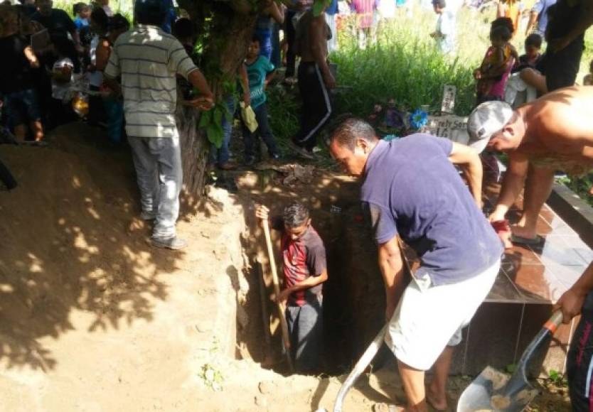 El féretro del joven fue trasladado muy temprano al cementerio general de Chamelecón.