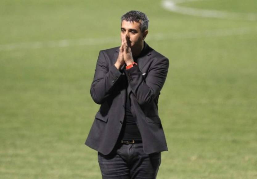 Diego Vázquez se lamenta tras una ocasión fallada del Motagua contra el Platense.