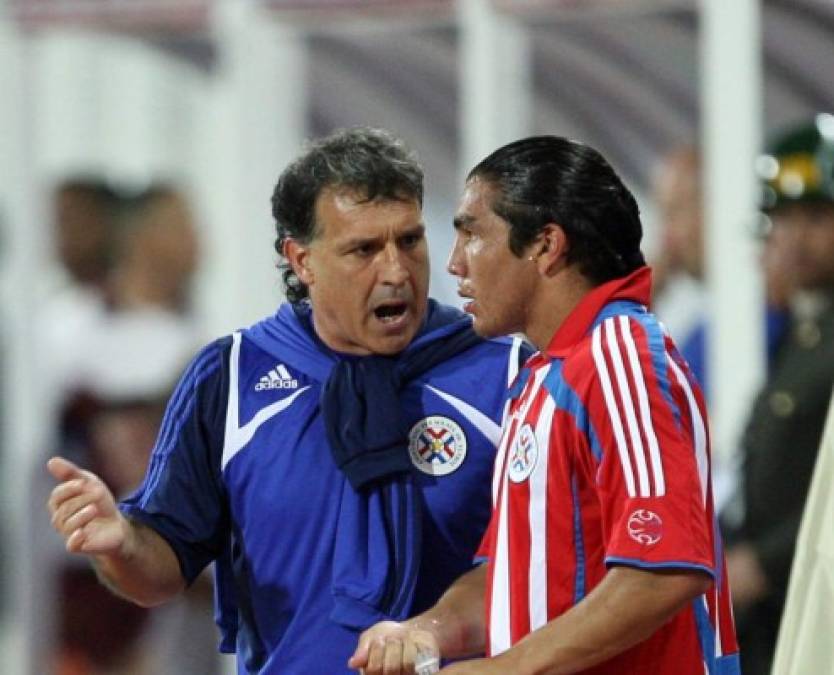 Cabañas recordó su paso por la selección de Paraguay y expresó que Gerardo Martino ha sido el mejor estratega que han tenido. “Yo creo que tenía muchas (cualidades). La mentalidad positiva y siempre me consideraron en la selección y que debía ser el líder de ese equipo. Para mí, en Paraguay ha sido el mejor técnico que tuvimos”.