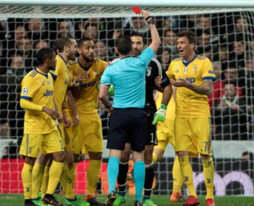 Tras la sanción, los jugadores de la Juve se lanzaron contra el árbitro y Buffon fue expulsado.