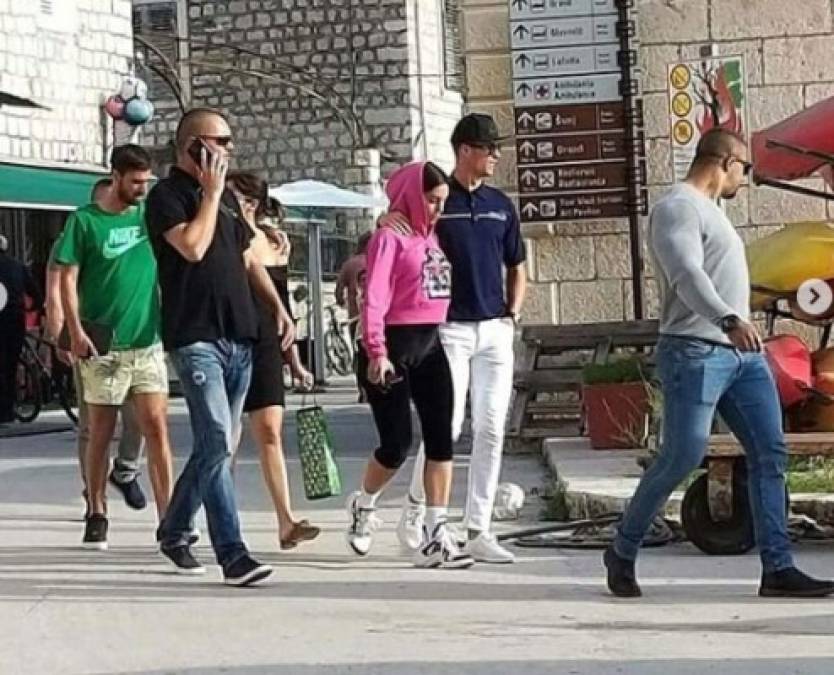 Cuando no estaban disfrutando de la playa privada de su alojamiento, la pareja alquiló transporte privado para ir a degustar los mejores menús de la zona. Foto Instagram Crisgina Pictures.