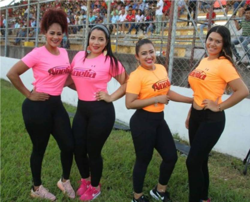 Las chicas que pusieron el ambiente en el estadio de Tocoa.