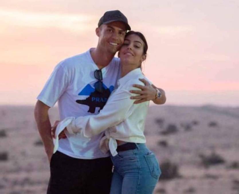 Las últimas semanas no están siendo fáciles para Georgina Rodríguez. La novia de Cristiano Ronaldo perdió a su padre y esto ha provocado una guerra familiar. La chica de CR7 ha recibido fuertes cuestionamientos en las últimas horas. Fotos Instagram Georgina Rodríguez.