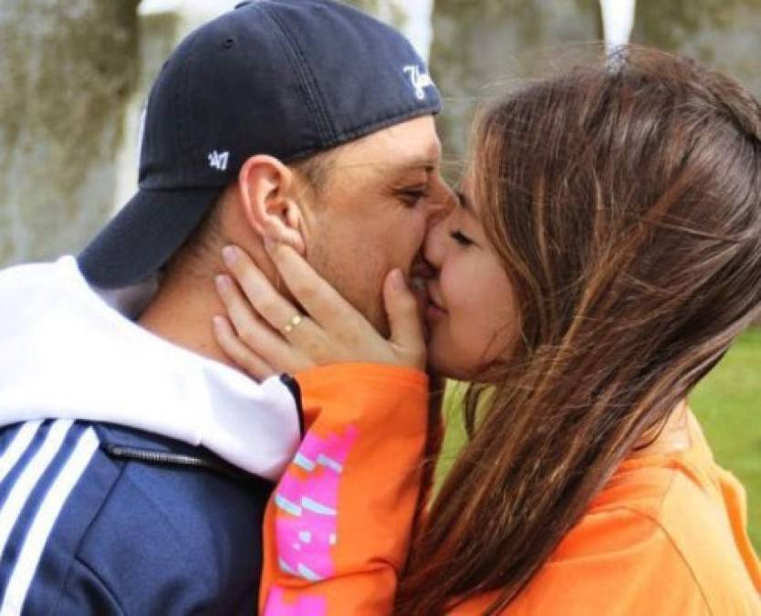 Javier Hernández y la joven Sarah Kohan informaron en sus redes sociales que han comenzado una relación sentimental. Con este beso anunciaron que ya son novios.