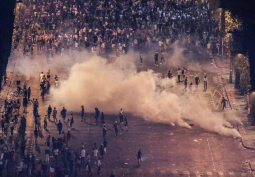 Según el canal BFMTV, agentes antidisturbios frenaron a los rijosos con gases lacrimógenos y procedieron a evacuar esa zona de la avenida, cercana al Arco del Triunfo, con cañones de agua.