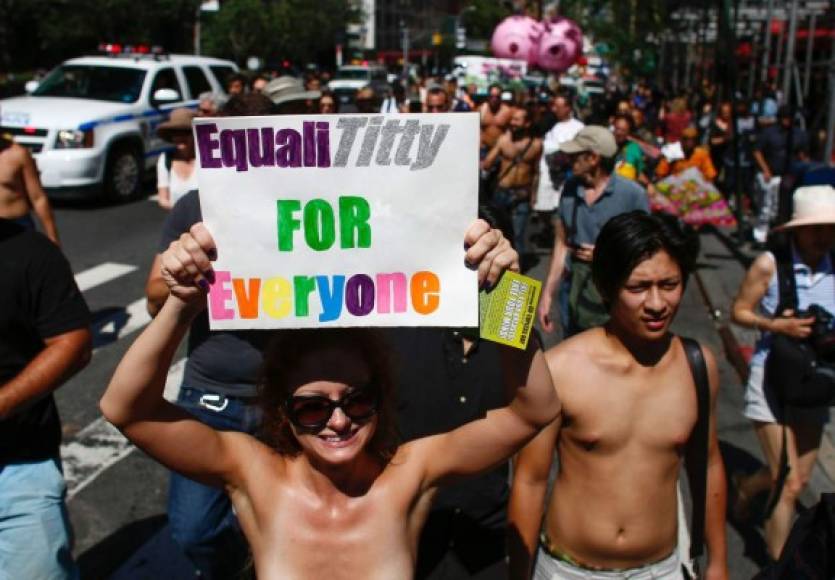 NUEVA YORK. Topless por la equidad. Miles de mujeres marcharon ayer sin sostén en la Gran Manzana para promover la equidad salarial.