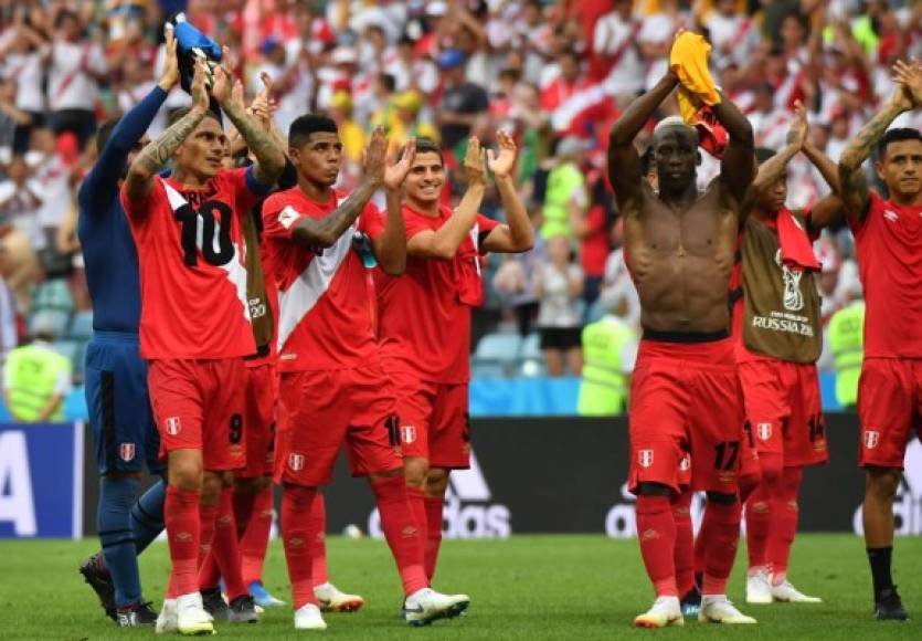 Los jugadores peruanos se despiden de su afición en el Mundial de Rusia 2018. Foto AFP
