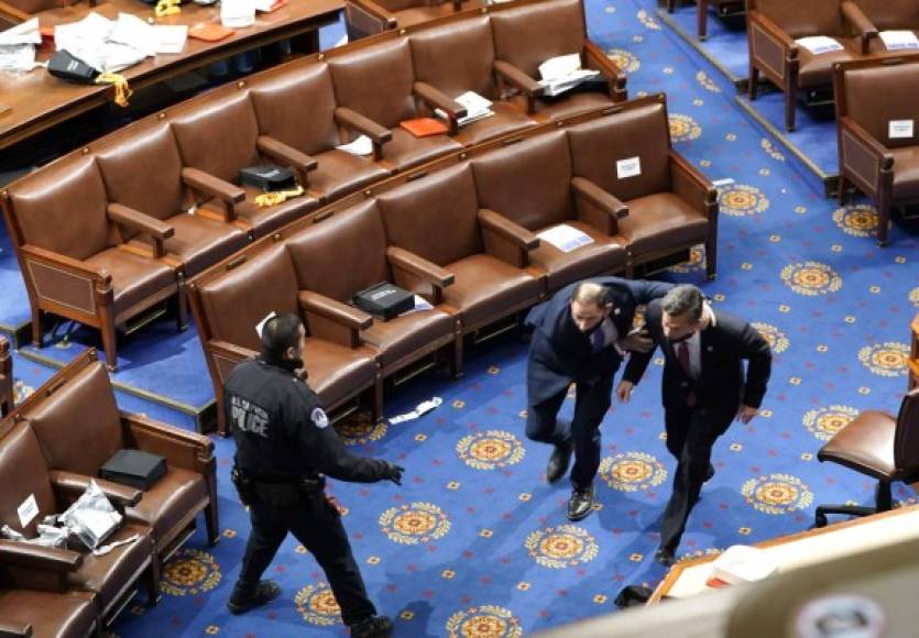 Los congresistas evacuaron rápidamente el Capitolio, sin embargo, varios quedaron atrapados en sus oficinas o en los salones de reuniones.