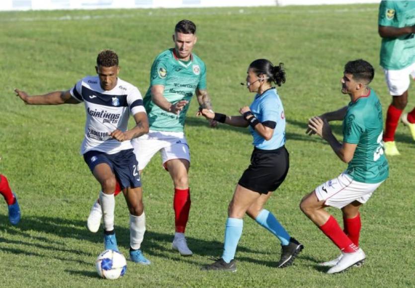 La árbitro Melissa Pastrana se llevó un fuerte golpe tras chocar con el defensa argentino del Marathón, Esteban Espíndola. Acá la secuencia.