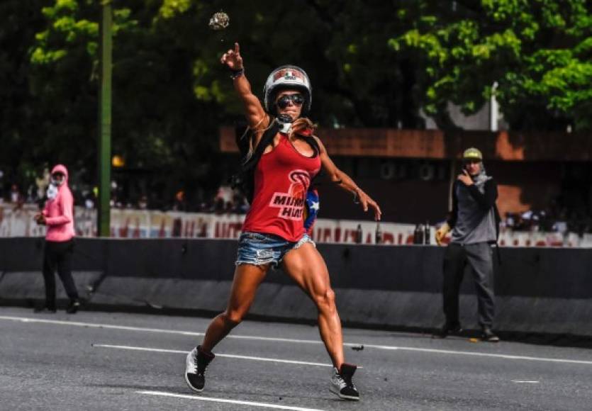 Ciarcelluti fue captada lanzando una piedra contra los militares que intentaban reprimir la marcha de la oposición en Caracas y de inmediato se convirtió en tendencia en Twitter, donde los usuarios resaltaron, además de su belleza, su valentía al enfrentarse a las fuerzas de seguridad.