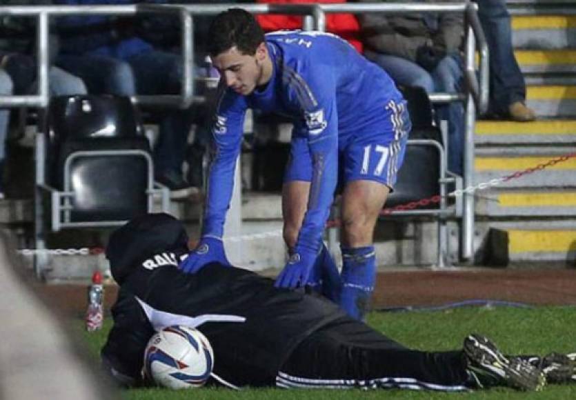 Eden Hazard tuvo que ofrecer disculpas tras agredir al recogepelotas en Inglaterra.