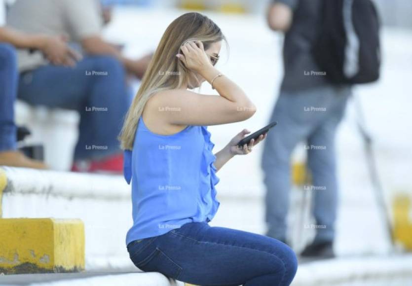 La bella periodista Jenny Fernández de Diario Diez acaparó las miradas en las graderías del estadio Olímpico de San Pedro Sula.