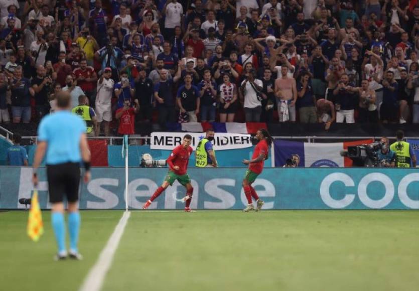 Cristiano Ronaldo celebrando su doblete con los aficionados franceses de fondo.