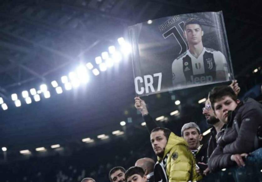 Cristiano Ronaldo ya comienza a ganarse el cariño de los aficionados de la Juventus. Hoy llevaron varias pancartas para el duelo ante los ingleses.