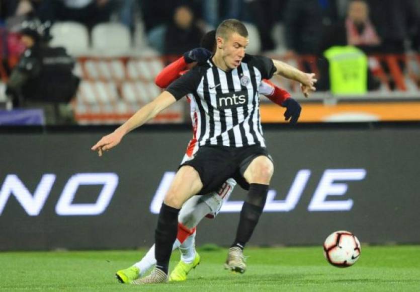 Strahinja Pavlovic: El defensor serbio de 18 años de edad estaría a un paso de incorporarse a la Juventus para la próxima temporada. Juega en el Partizan y llegaría a la Juve.