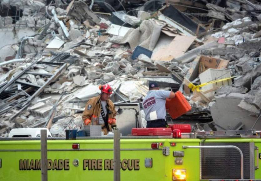 Unos 55 apartamentos se vieron afectados por el derrumbe, según el jefe asistente del cuerpo de bomberos de Miami-Dade, Ray Jadallah, quien dijo en una conferencia de prensa que los servicios de emergencia llegaron al lugar alrededor de la 1H30 de la madrugada y evacuaron a 35 personas del inmueble.