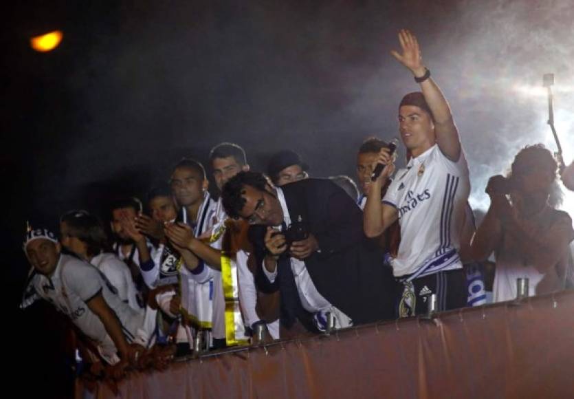 Cristiano Ronaldo se ha dirigido al madridismo: 'Ahora tenemos que ganar la Champions. Contamos con todos vosotros. Muchas gracias'.