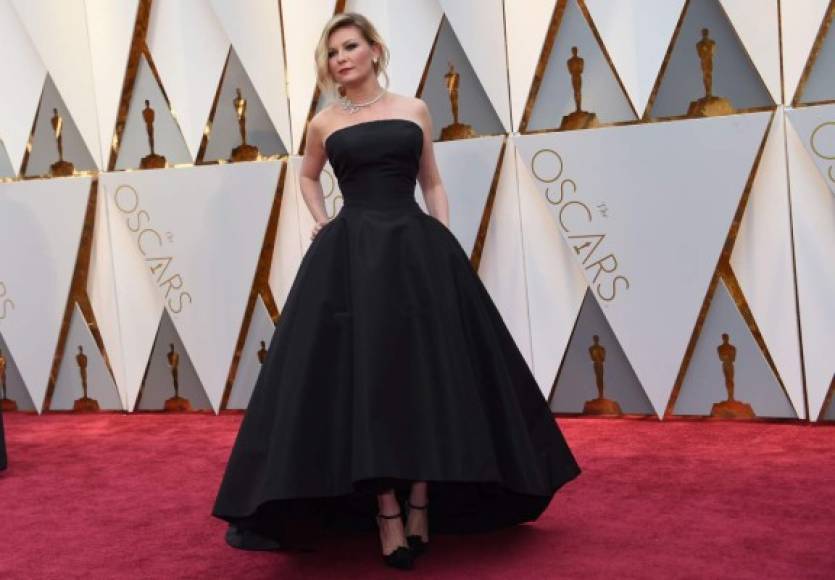 La actriz Kristen Dunst entallada en un vestido negro.